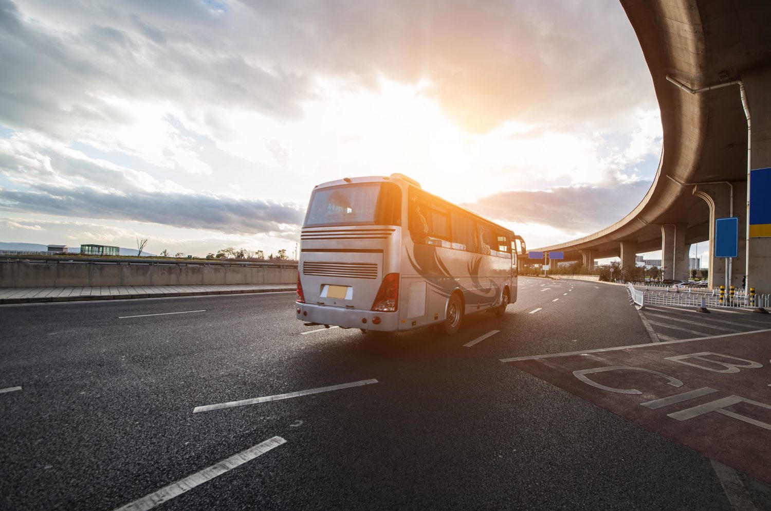 Migrantes enviados a Nueva York y D.C. en  autobuses desde Texas y Arizona